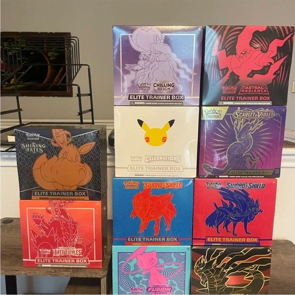 Pokemon Sword & Shield Elite Trainer Box - Red and Black - Picture 2 of 2